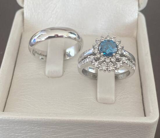 Set Anillo de Compromiso y Argollas de Matrimonio Diamante Azul, diamantes blancos y oro blanco 18k
