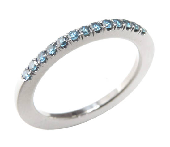 1177. Argolla de matrimonio en titanio con 13 diamantes azules de 1 pto.