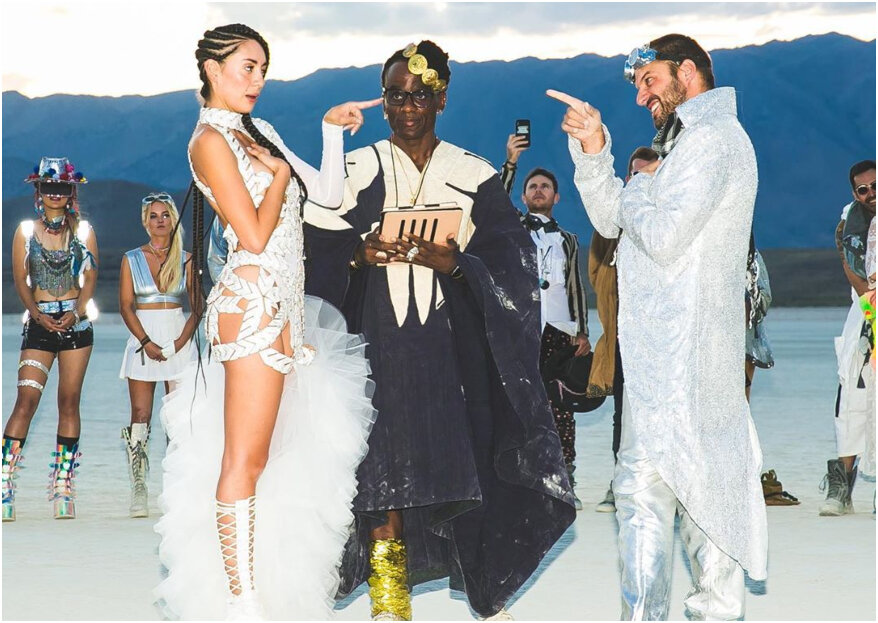 ¡Galáctica y futurista! Así fue la boda y el vestido de la actriz Carolina Guerra en el festival Burning Man